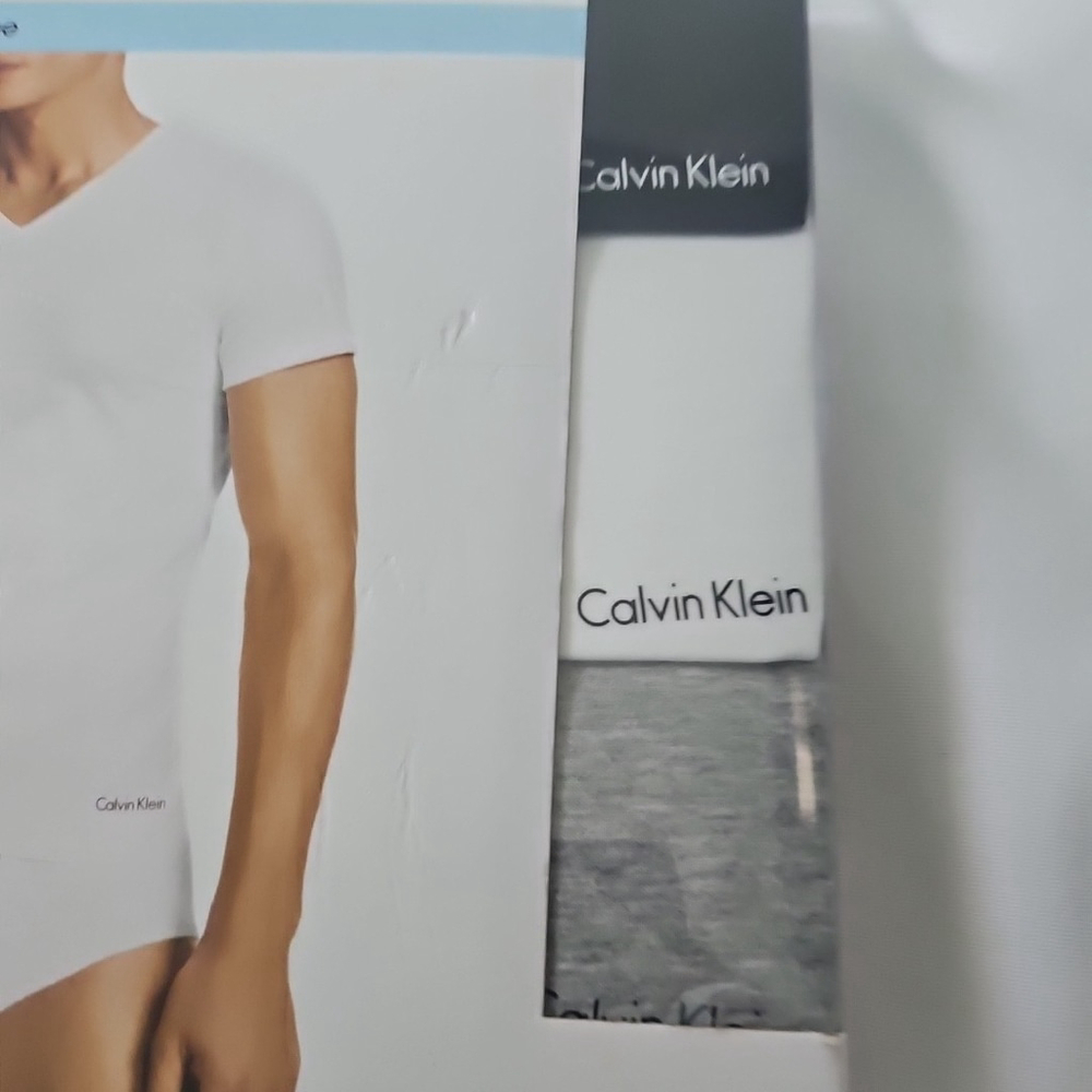 Calvin Klein Mens Classic Fit V-Neck T-Shirt Undershirt 3-Pack Size Medium New - Picture 2 of 10